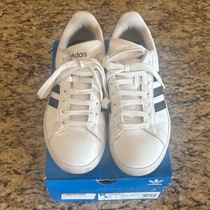 Adidas WomanWhite and Black Superstar Sneakers.  6 1/2